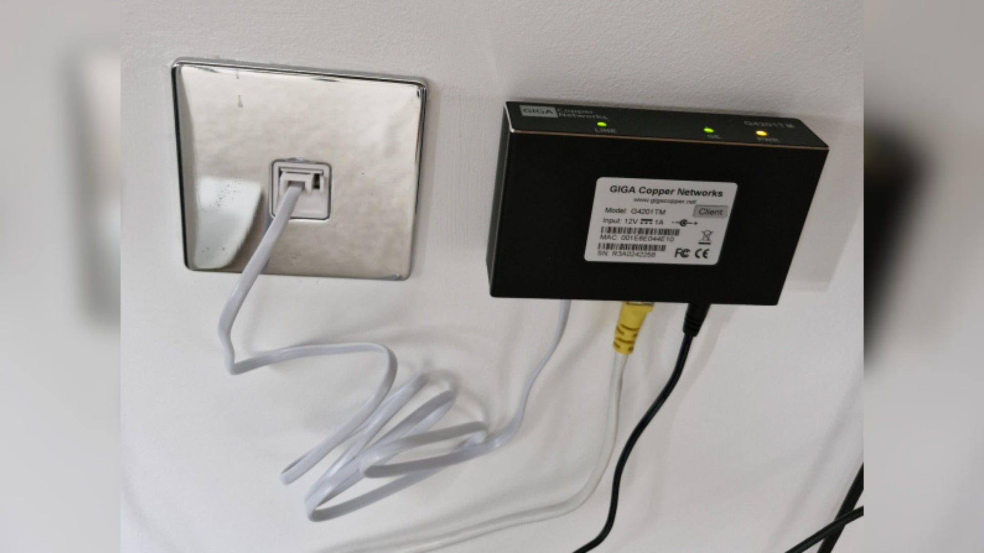 Revoluția discretă a cablurilor telefonice din casele vechi: cum poți obține internet gigabit fără să spargi pereții Pentru mulți oameni care locuiesc în case vechi sau clădiri cu infrastructură de zeci de ani, ideea de a avea o conexiune stabilă și rapidă pare aproape imposibilă fără a face lucrări de amploare