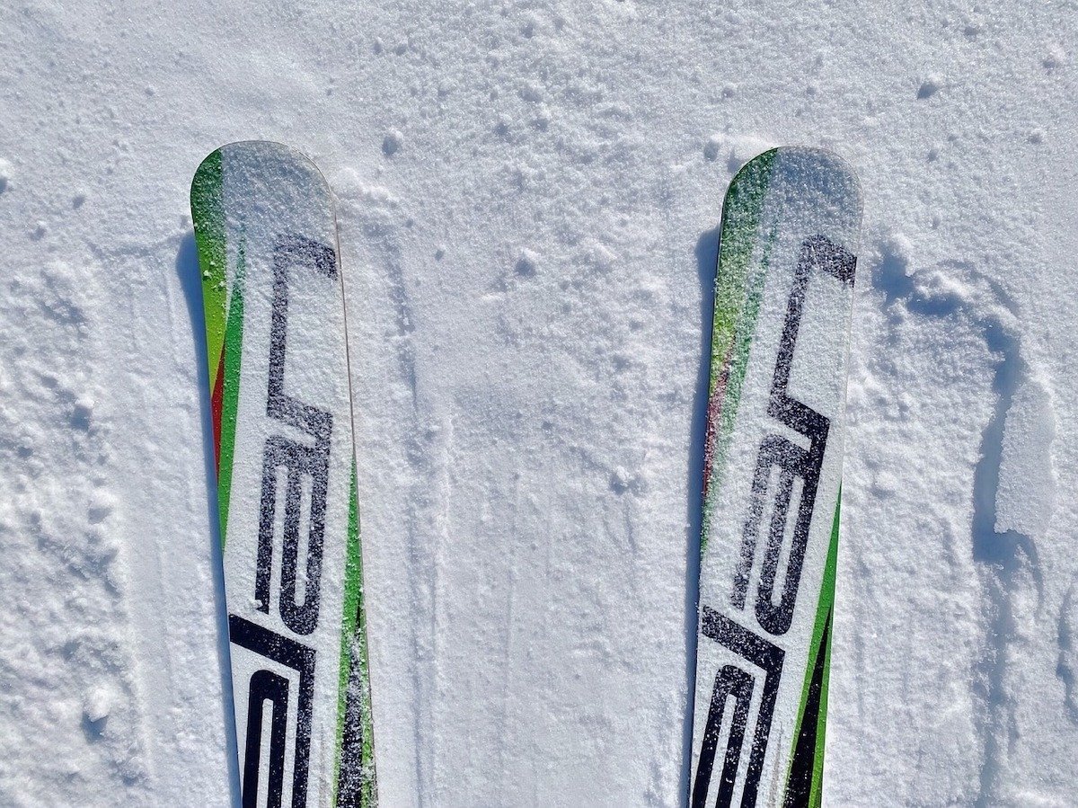Poiana Brașov, deși se află în plin sezon de ski, continuă să încânte pasionații sporturilor de iarnă, chiar și în condiții meteorologice inedite pentru această perioadă a anului