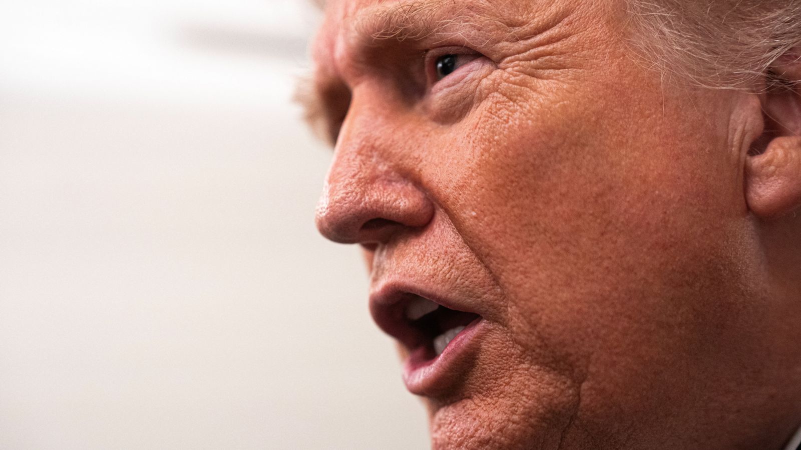 Donald Trump amenință cu acțiuni legale Donald Trump a reacționat vehement la afirmațiile comedianului Trevor Noah, care a insinuat că președintele Statelor Unite ar fi vizitat insula lui Jeffrey Epstein