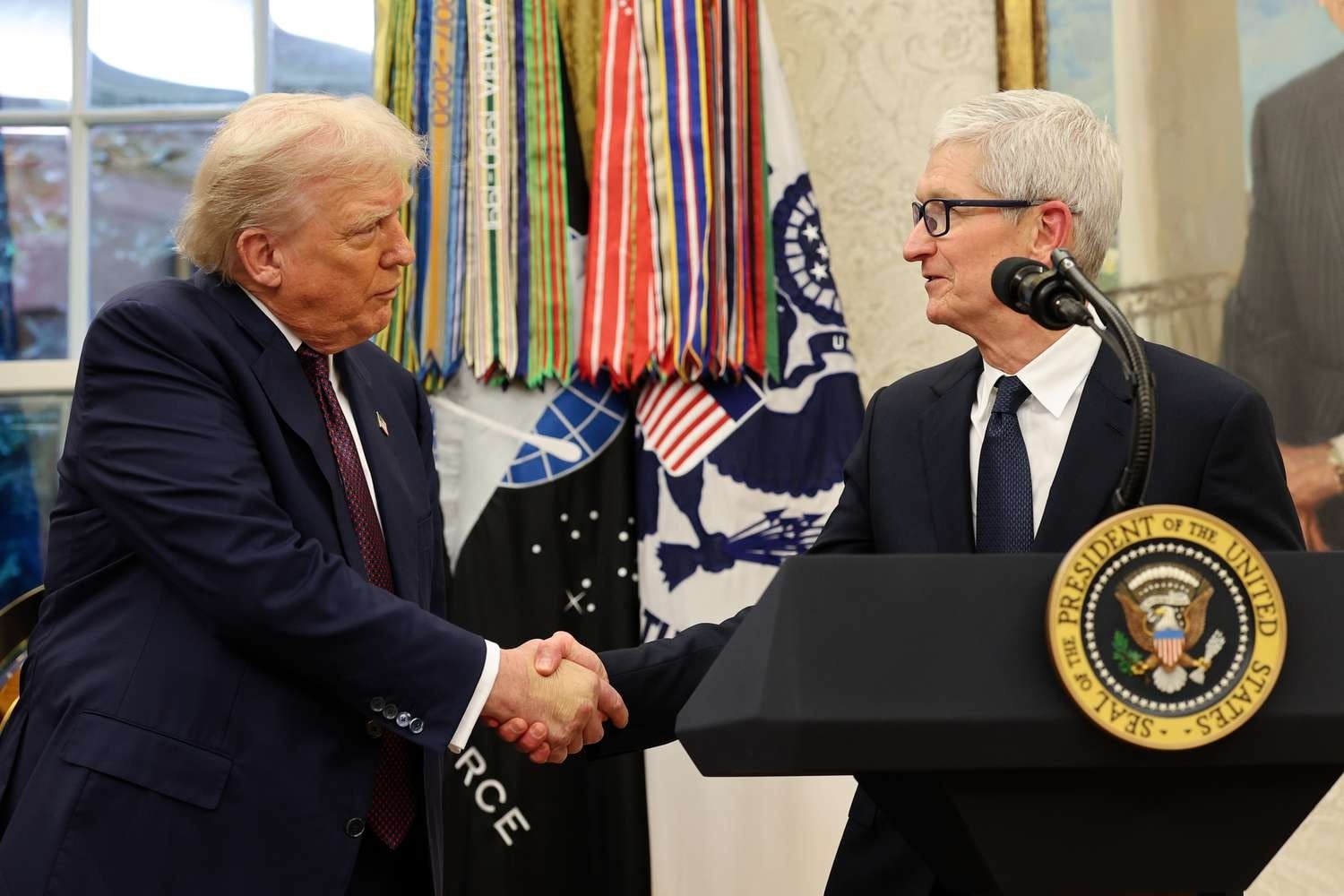 Apple și frontul imigrationist: când afacerea se intersectează cu politica socială Luna aceasta, în sediul central al Apple, Tim Cook a transmis un mesaj clar și puternic angajaților: compania nu va rămâne neutră față de politicile de imigrație ale Statelor Unite