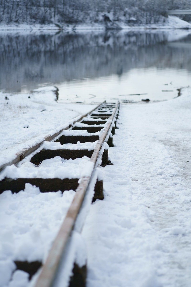 Miercuri dimineață, trenurile care circulă pe Magistrala 300, între Ploiești și Chitila, au fost puse în alertă din cauza unui incident cauzat de fenomene meteo extreme