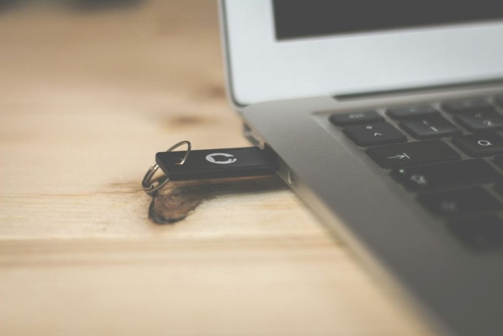 usb-stick-laptop-brina-blum-bb_x4jgsqim-unsplash.jpg