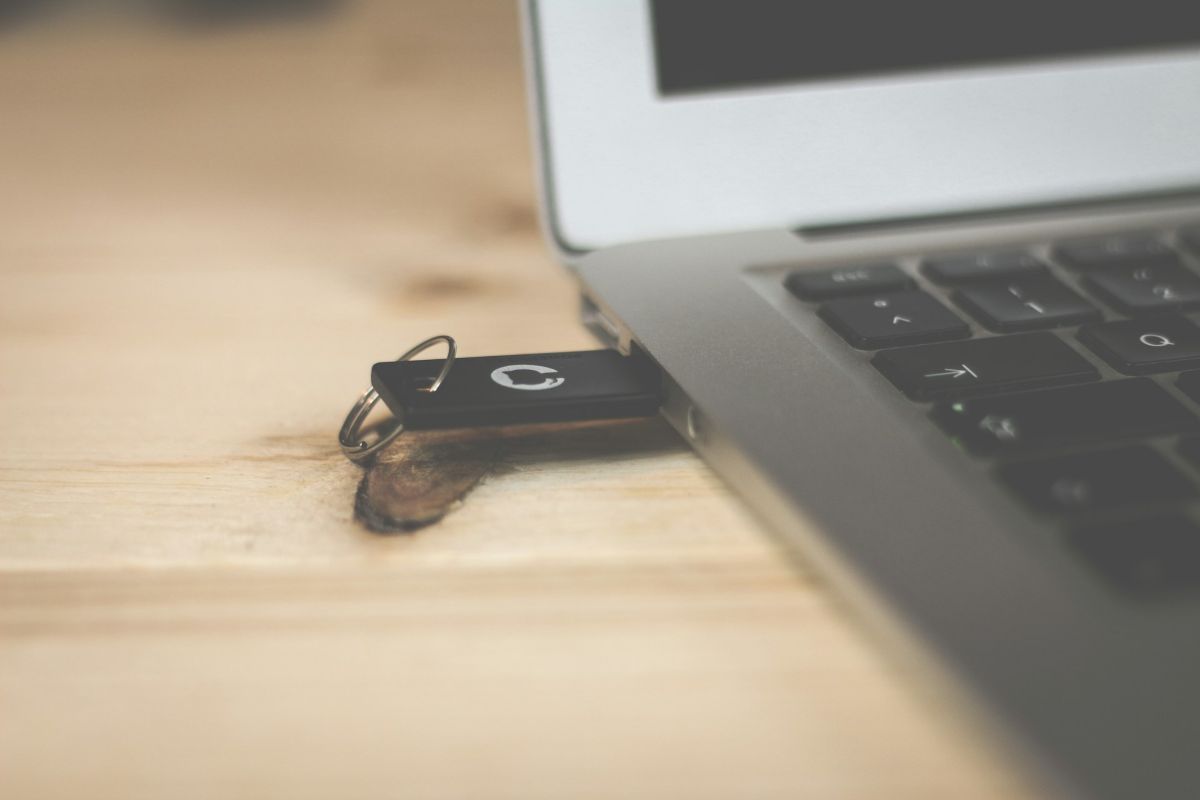 usb-stick-laptop-brina-blum-bb_x4jgsqim-unsplash.jpg