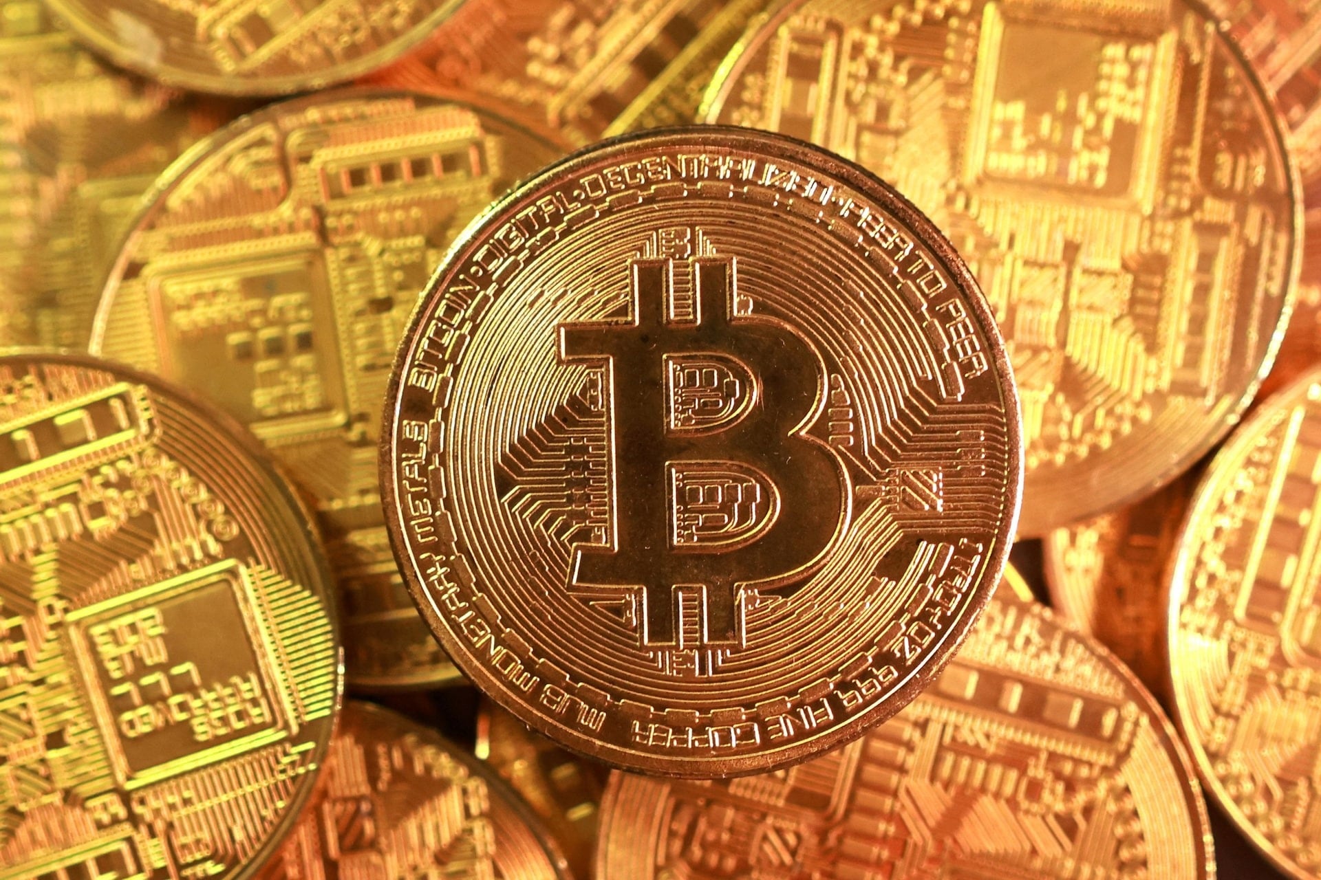 După un maxim istoric de aproape 125.000 de dolari în toamna lui 2025, Bitcoin pare să fi intrat într-un declin dureros în debutul anului 2026