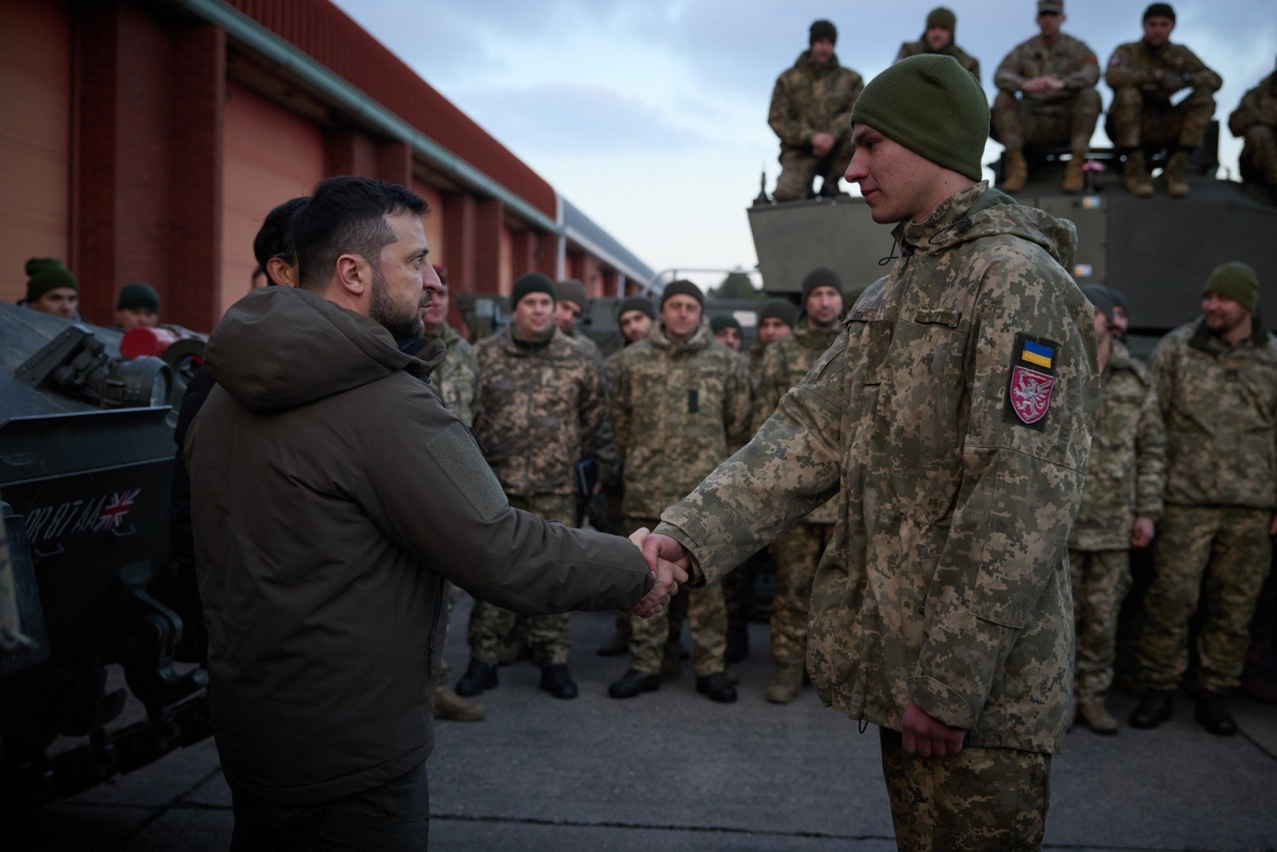 Regatul Unit intensifică sprijinul pentru Ucraina în fața atacurilor aeriene rusești, anunțând un pachet de ajutor militar de peste jumătate de miliard de lire sterline, adică aproximativ 575 de milioane de euro