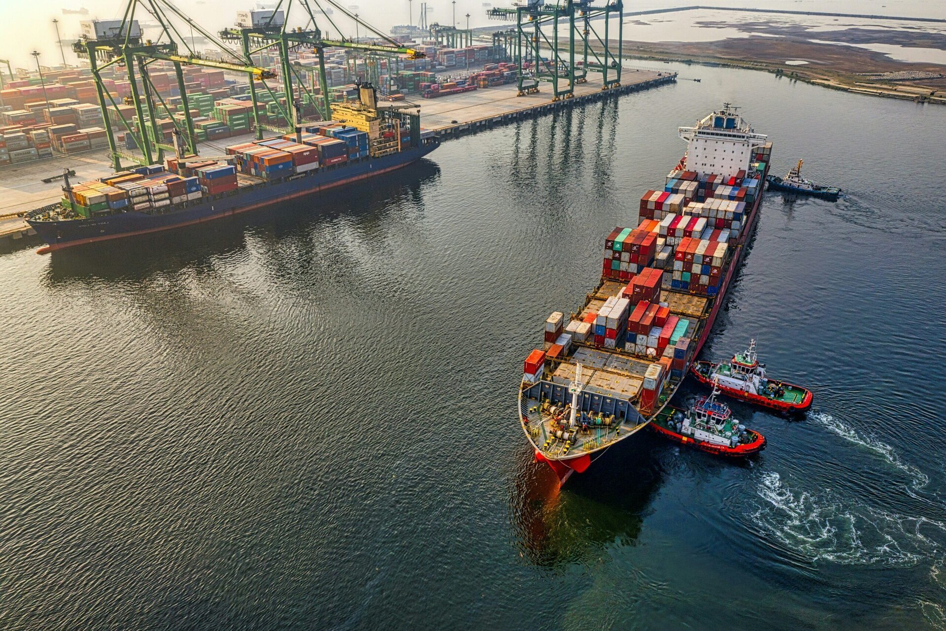 Inovație pentru transportul durabil: sistem revoluționar de transformare a apei de mare în combustibil pe bază de hidrogen Un proiect de cercetare din Marea Britanie promite să schimbe fundamental modul în care navele și vehiculele de teren sunt alimentate, urmând să reducă considerabil impactul asupra mediului