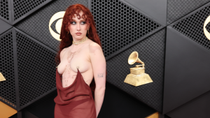 Chappell Roan strălucește în rochia Nud Mugler la Premiile Grammy 2026