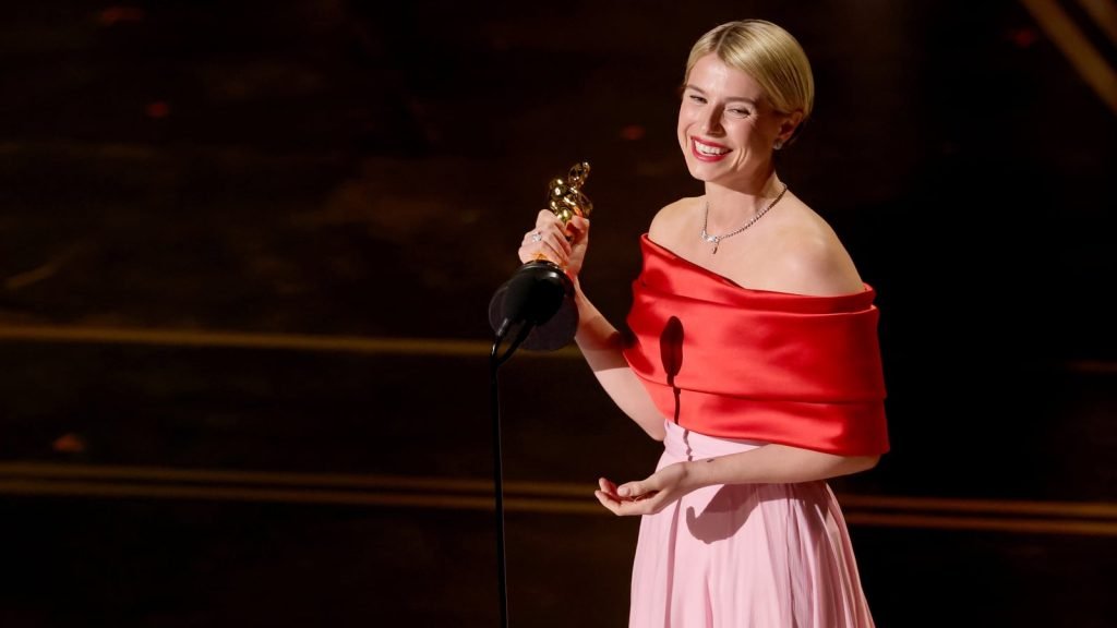 Oscarurile 2026: Sclipici, controverse și aplauze pentru „Hamnet” Los Angeles a găzduit, ca de obicei, cea de-a 98-a ediție a Premiilor Oscar, un eveniment iconic care celebrează excelența în industria cinematografică