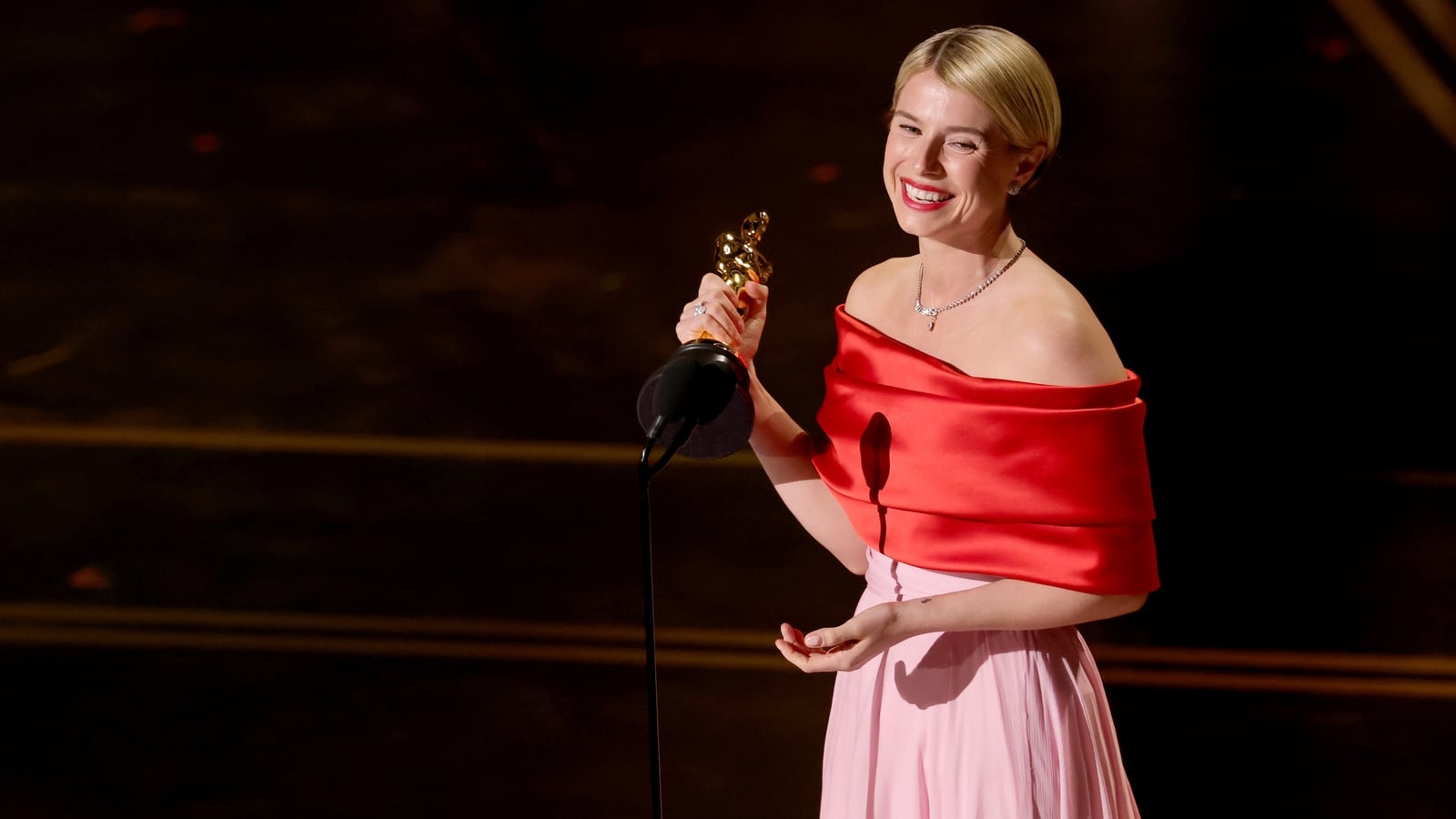 Oscarurile 2026: Sclipici, controverse și aplauze pentru „Hamnet” Los Angeles a găzduit, ca de obicei, cea de-a 98-a ediție a Premiilor Oscar, un eveniment iconic care celebrează excelența în industria cinematografică