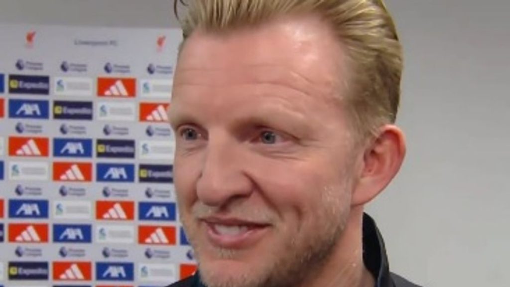 Presiunea crește la Liverpool: Arne Slot, sub lupa criticilor, dar cu susținerea lui Dirk Kuyt LIVERPOOL – Arne Slot, antrenorul echipei Liverpool, se confruntă cu o presiune tot mai mare, în urma unui sezon dificil