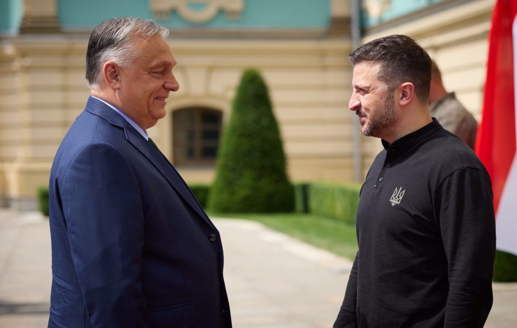 Viktor Orbán părăsește sala în timpul discursului lui Zelenski Premierul ungar Viktor Orbán a părăsit sala de ședințe a Consiliului European marți, în momentul în care președintele ucrainean Volodimir Zelenski a început să se adreseze, prin videoconferință, liderilor Uniunii Europene