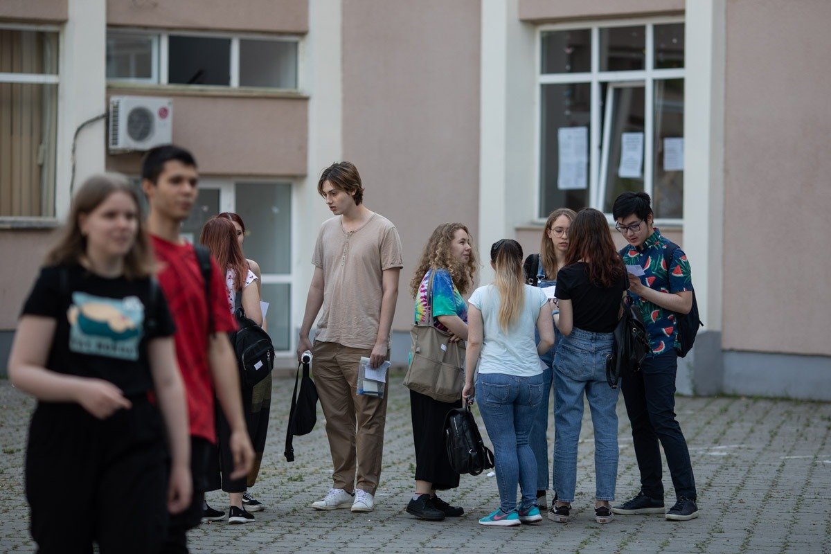 Un treime dintre elevi, sub 5 la Evaluarea Națională: Rezultatele simulării ridică semne de întrebare Aproximativ o treime dintre elevii care au participat la simularea examenului de Evaluare Națională au obținut note sub 5 atât la Limba și literatura română, cât și la matematică, conform datelor centralizate de Ministerul Educației