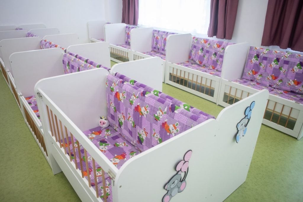 Creșă din Botoșani, închisă după ce mai mulți copii au ajuns la spital O creșă din municipiul Botoșani a fost închisă vineri, după ce mai mulți copii au prezentat simptome de vărsături și greață, fiind transportați la spital