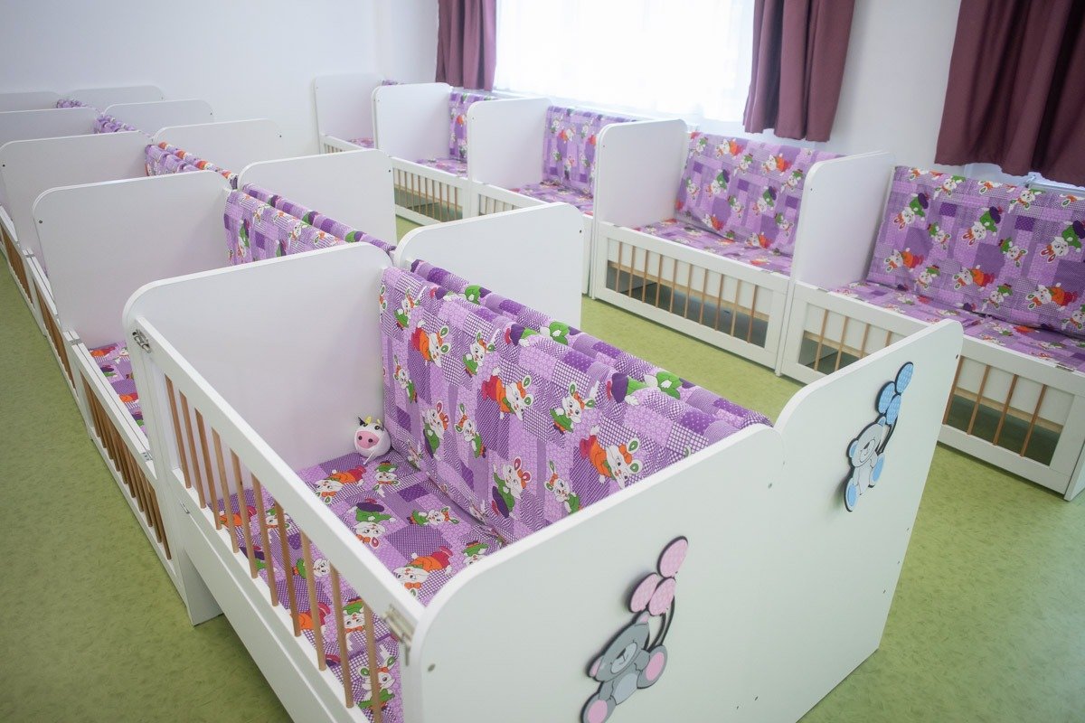 Creșă din Botoșani, închisă după ce mai mulți copii au ajuns la spital O creșă din municipiul Botoșani a fost închisă vineri, după ce mai mulți copii au prezentat simptome de vărsături și greață, fiind transportați la spital