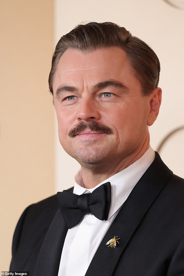 DiCaprio, cu mustață și iubită nouă, atrage toate privirile la Oscaruri Los Angeles, California – Leonardo DiCaprio a stârnit un val de reacții pe rețelele de socializare după apariția sa la gala premiilor Oscar, desfășurată duminică seara la Teatrul Dolby din Los Angeles