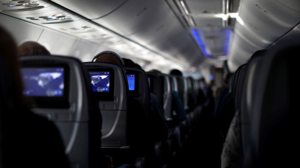 Războiul Wi-Fi-ului în avioane: Delta Air Lines va oferi internet rapid prin sateliții Amazon Delta Air Lines a încheiat un parteneriat cu Amazon pentru a oferi pasagerilor săi internet de mare viteză la bordul aeronavelor