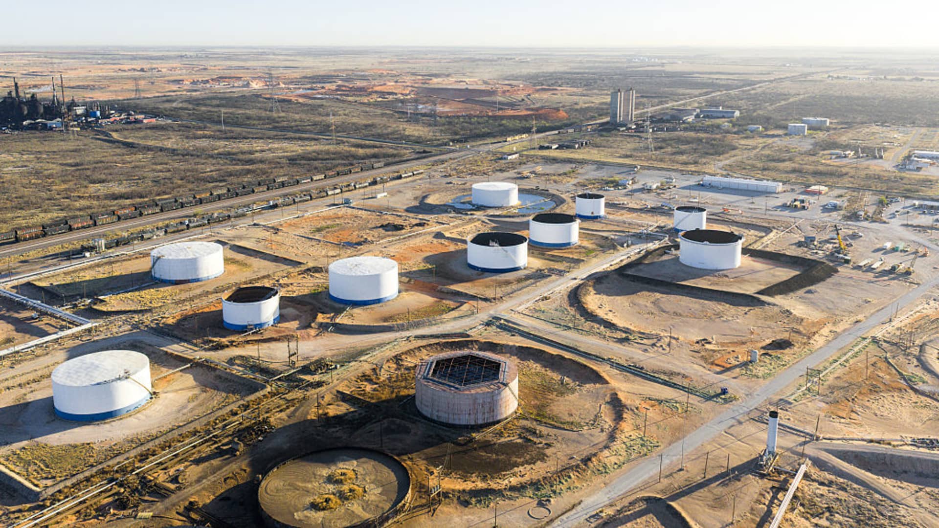 Prețul petrolului, în cădere liberă după anunțul „negocierilor productive” dintre SUA și Iran Prețurile petrolului s-au prăbușit luni, după ce fostul președinte american Donald Trump a anunțat discuții „foarte bune și productive” cu Iranul pentru a rezolva disputele din Orientul Mijlociu și a ordonat o suspendare de cinci zile a atacurilor asupra infrastructurii energetice iraniene