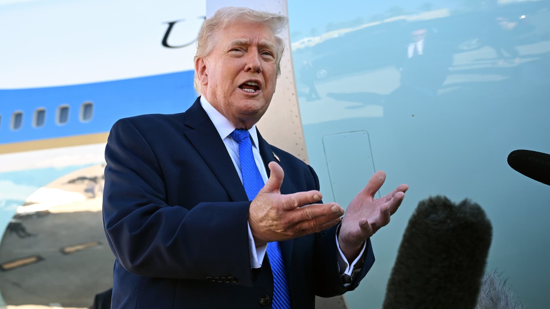 Trump anunță negocieri cu Iranul și suspendarea atacurilor, dar Teheranul dezminte Fostul președinte american Donald Trump a declarat că a ordonat suspendarea atacurilor militare asupra instalațiilor energetice iraniene pentru cinci zile, după discuții cu autoritățile de la Teheran