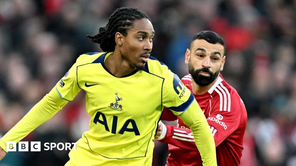 Liverpool învinge Tottenham într-un meci spectaculos, cu multe goluri Liverpool a învins Tottenham Hotspur cu un scor impresionant într-un meci de Premier League plin de dramatism și goluri