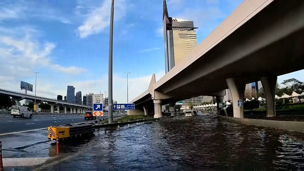 Dubai, din nou sub ape: Ploi torențiale și haos pe străzile metropolei Dubai a fost lovit din nou de ploi torențiale puternice, peste noapte, până vineri, inundând drumuri și creând haos în una dintre cele mai aglomerate și luxoase metropole ale lumii
