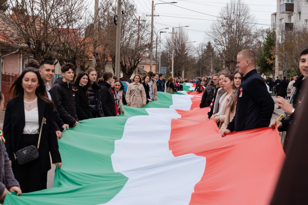 Mii de persoane au celebrat Ziua Maghiarilor de Pretutindeni la Târgu Secuiesc, cu președintele Ungariei ca invitat Târgu Secuiesc a fost, duminică, centrul celebrărilor dedicate Zilei Maghiarilor de Pretutindeni, eveniment la care au participat mii de persoane
