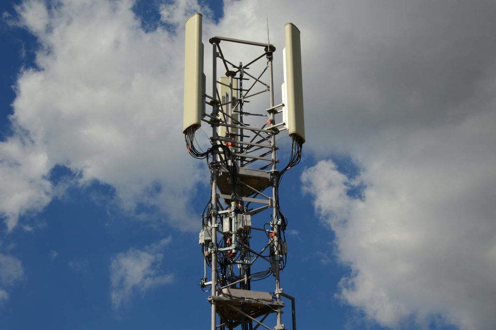 Orange intră pe piața de luptă antidronă cu o soluție de detectare Operatorul de telecomunicații Orange, prin divizia sa dedicată companiilor, Orange Business, va lansa o soluție de detectare a dronelor, marcând astfel o intrare strategică pe o piață cu potențial de creștere
