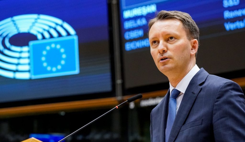 Mureșan: România riscă să piardă fonduri europene de 120 de miliarde de euro Europarlamentarul PNL Siegfried Mureșan a avertizat marți că România are șansa de a accesa 120 de miliarde de euro din fonduri europene în următorii zece ani