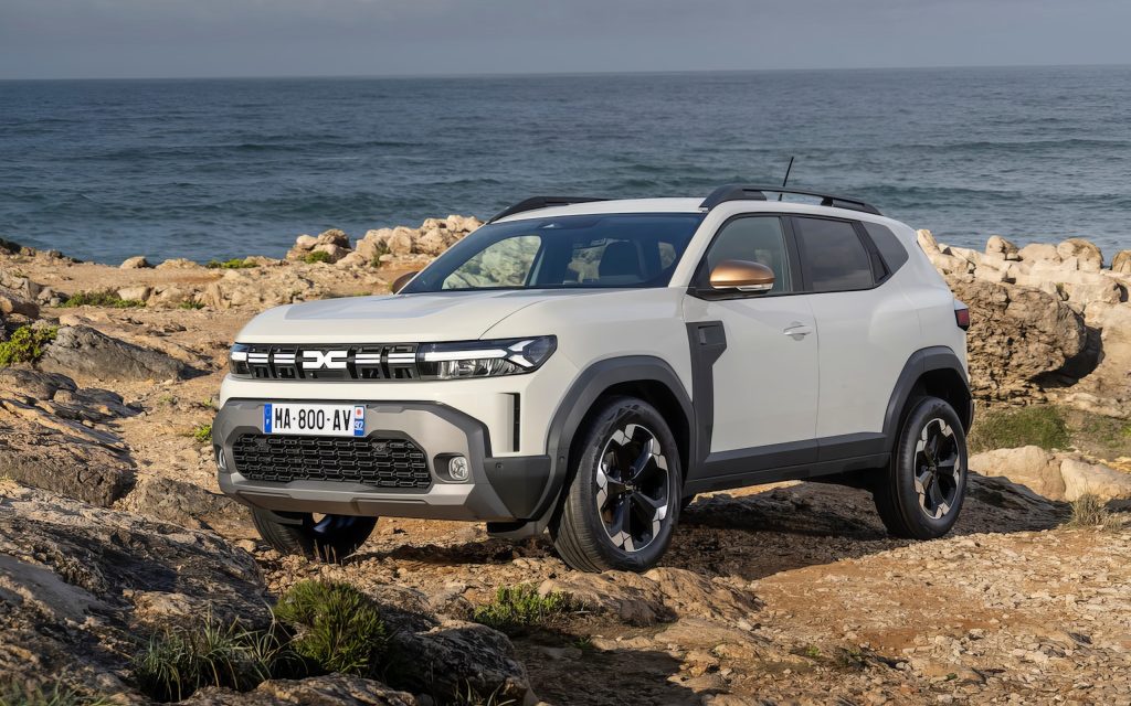Dacia Duster Hybrid-G 4×4: O surpriză tehnică pe piața auto Dacia Duster Hybrid-G 4×4 a reușit să impresioneze jurnaliștii auto din Europa, datorită combinației neobișnuite de tehnologii și a prețului competitiv