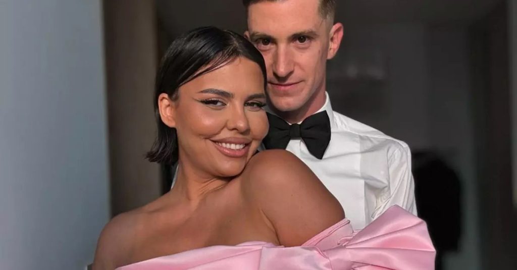 Andreea Popescu, fosta dansatoare a Deliei, divorțează după 15 ani de căsnicie Andreea Popescu, cunoscută publicului ca fosta dansatoare a Deliei Matache și parteneră a lui Rareș Cojoc, a anunțat divorțul de acesta