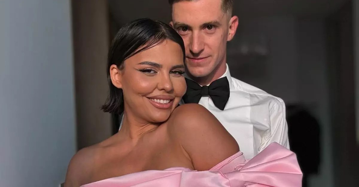 Andreea Popescu, fosta dansatoare a Deliei, divorțează după 15 ani de căsnicie Andreea Popescu, cunoscută publicului ca fosta dansatoare a Deliei Matache și parteneră a lui Rareș Cojoc, a anunțat divorțul de acesta