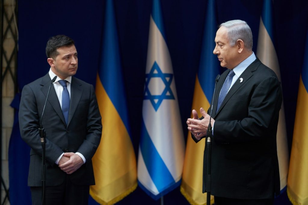 Zelenski, gata să discute cu Netanyahu despre apărarea anti-dronă, pe fondul tensiunilor din Orientul Mijlociu Președintele ucrainean Volodimir Zelenski a confirmat că este pregătit să discute cu premierul israelian Benjamin Netanyahu despre modalitățile prin care Ucraina poate contribui la apărarea antiaeriană a Israelului, în contextul escaladării conflictului din Orientul Mijlociu