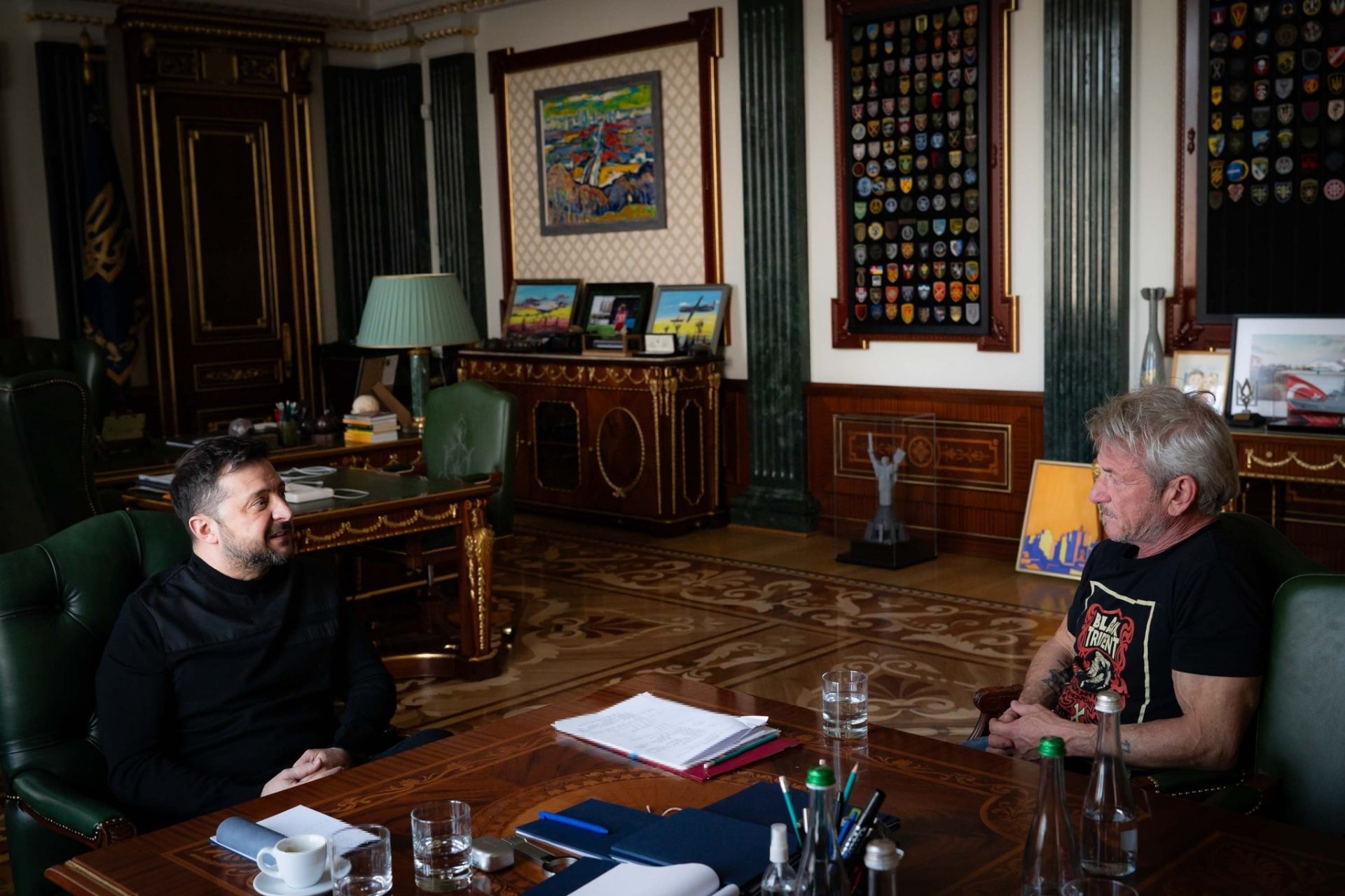 Sean Penn, din nou pe frontul ucrainean: Actorul s-a apropiat de linia de contact din Donbas Actorul american Sean Penn a efectuat o vizită în apropierea liniei frontului din regiunea Donețk, situată în estul Ucrainei, unde s-a întâlnit cu soldați și cu un fost oficial prezidențial