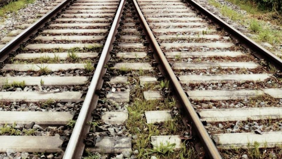 Bistrița: Femeie lovită mortal de tren, tragedie pe șine