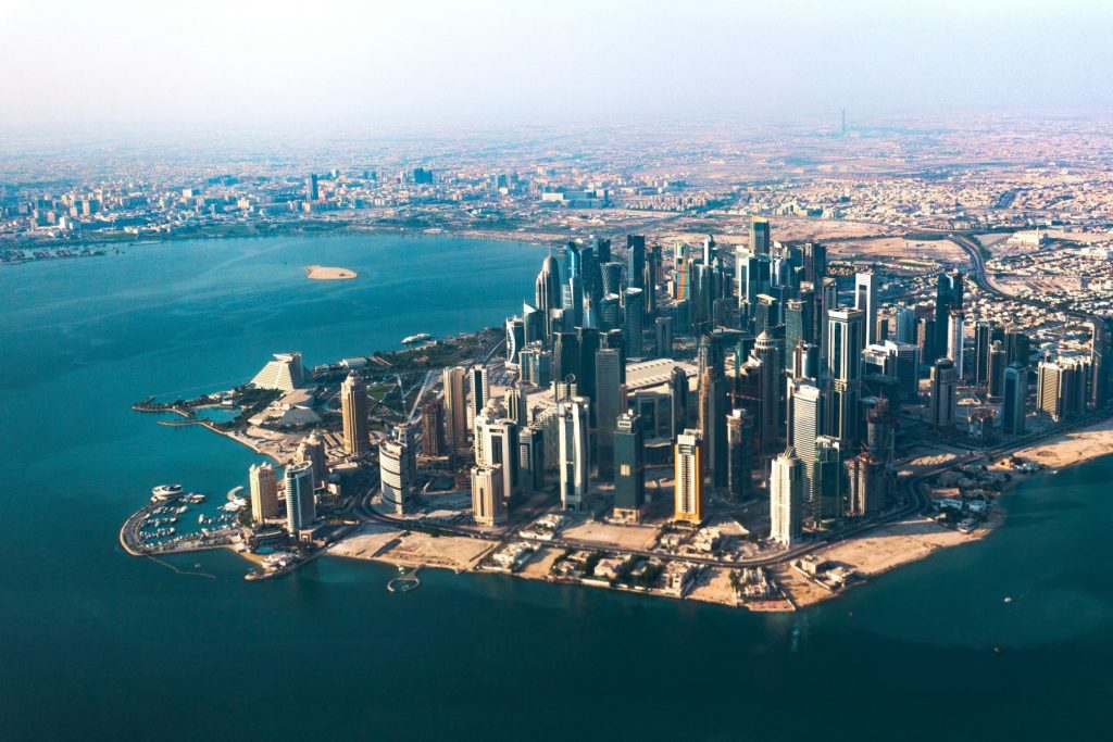 Atacuri iraniene paralizează parțial exporturile de gaze din Qatar, reparațiile ar putea dura ani Atacurile recente ale Iranului asupra infrastructurii energetice din Qatar au provocat pagube semnificative, scoțând din funcțiune facilități vitale pentru exportul de gaze naturale lichefiate (GNL)