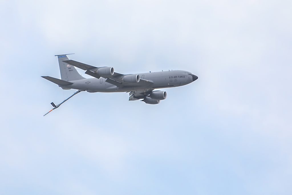 Primele misiuni de realimentare aeriană pentru avioanele americane KC-135 la bucurești Trei dintre cele cinci avioane Boeing KC-135 Stratotanker ale Forțelor Aeriene Americane, dislocate la București, au efectuat în noaptea de 19 spre 20 martie 2026 primele misiuni de realimentare aeriană