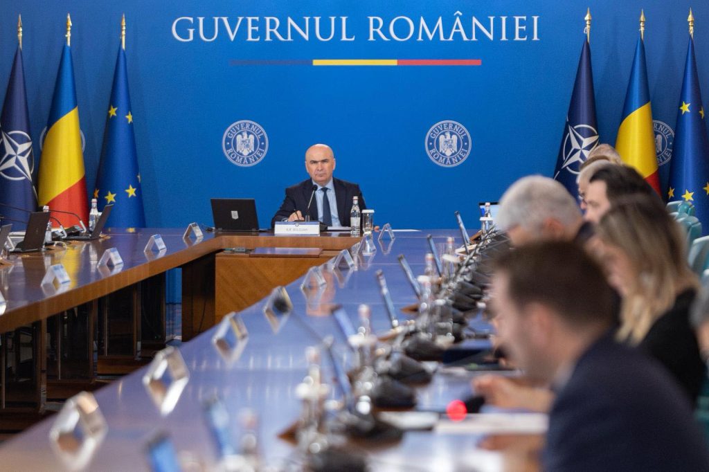 Bolojan discută măsuri pentru prețul carburanților: Soluțiile, așteptate la începutul săptămânii viitoare Premierul Ilie Bolojan a convocat o ședință cu miniștrii Finanțelor și Energiei, precum și cu reprezentanți ai altor instituții, pentru a discuta despre măsurile ce ar putea fi luate în legătură cu prețul carburanților