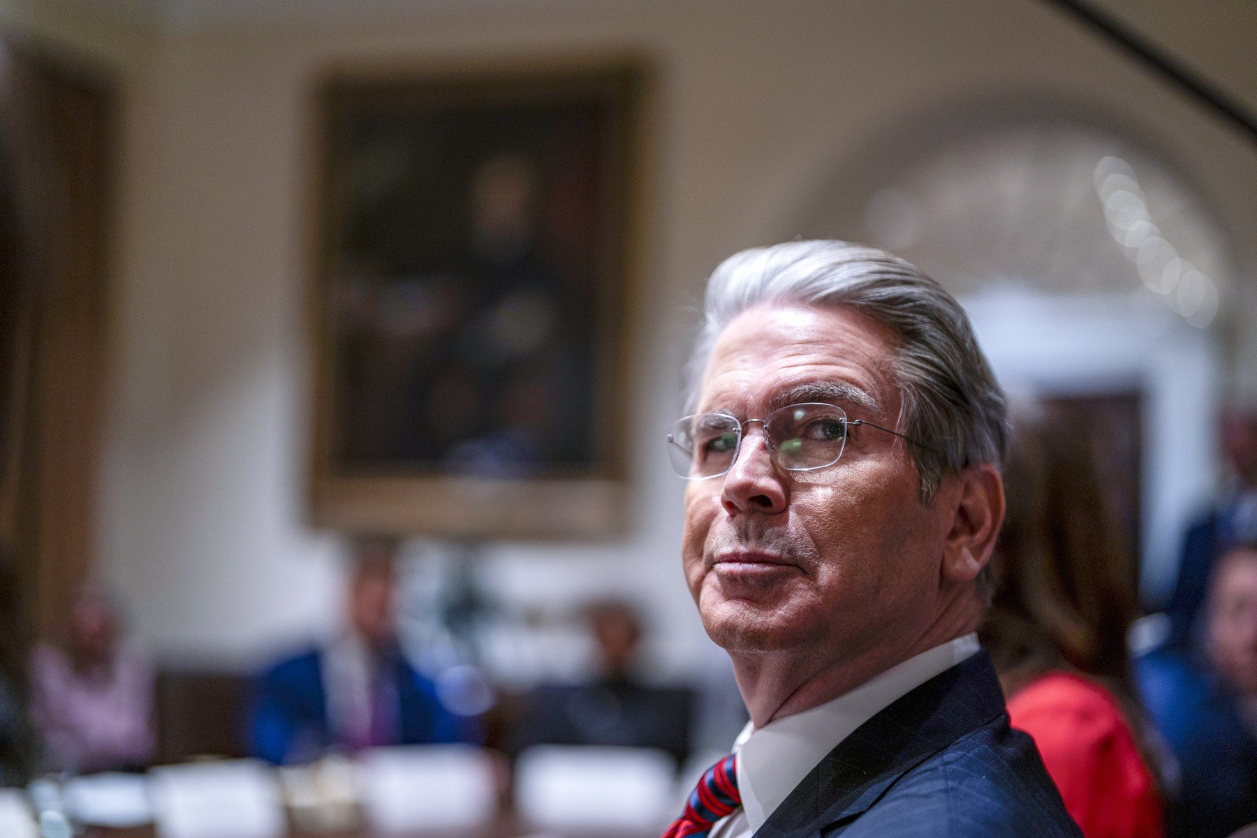 SUA relaxează sancțiunile asupra petrolului iranian pentru a stabiliza prețurile Statele Unite ale Americii au suspendat, pentru o perioadă de 30 de zile, sancțiunile privind achiziția de petrol iranian transportat pe mare