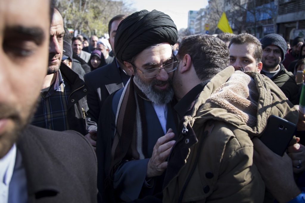 Serviciile secrete, cu ochii pe discursul de Nowruz al posibilului succesor al lui Khamenei Agențiile de informații din mai multe țări, inclusiv CIA și Mossad, au monitorizat îndeaproape, vineri, în timpul sărbătorii Nowruz, dacă Mojtaba Khamenei, fiul liderului suprem al Iranului, ayatollahul Ali Khamenei, va rosti un discurs cu ocazia Anului Nou iranian
