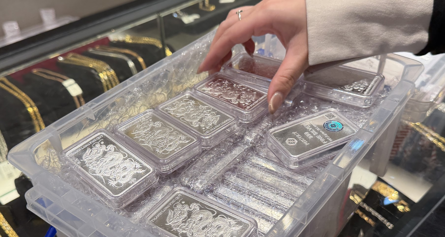 Argintul pe piața internă: Prețurile se prăbușesc, dar rămân deasupra valorii mondiale București, 23 martie 2026 – Prețul argintului pe piața internă a României a suferit o scădere drastică, în ciuda faptului că a fost o perioadă volatilă pe tot parcursul anului