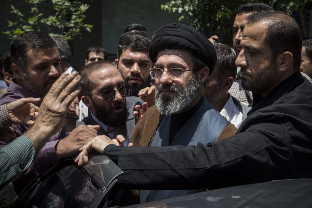 Mojtaba Khamenei, fiul liderului suprem iranian, pare să fie izolat și indisponibil Noi informații, citate de oficiali americani și israelieni din domeniul securității, sugerează o situație incertă în ceea ce privește conducerea Iranului