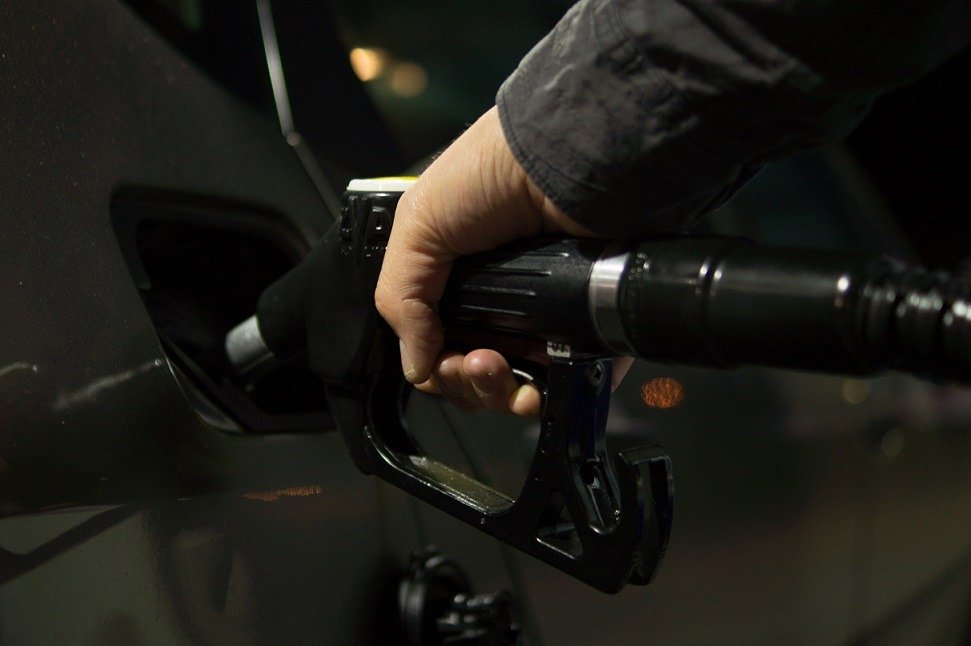Măsuri guvernamentale pentru carburanți: Efecte limitate în fața crizelor globale Măsurile pe care guvernul le pregătește pentru a limita prețurile la carburanți nu vor reuși să anuleze în totalitate impactul perturbărilor de pe piața mondială, generate de conflictul din Orientul Mijlociu