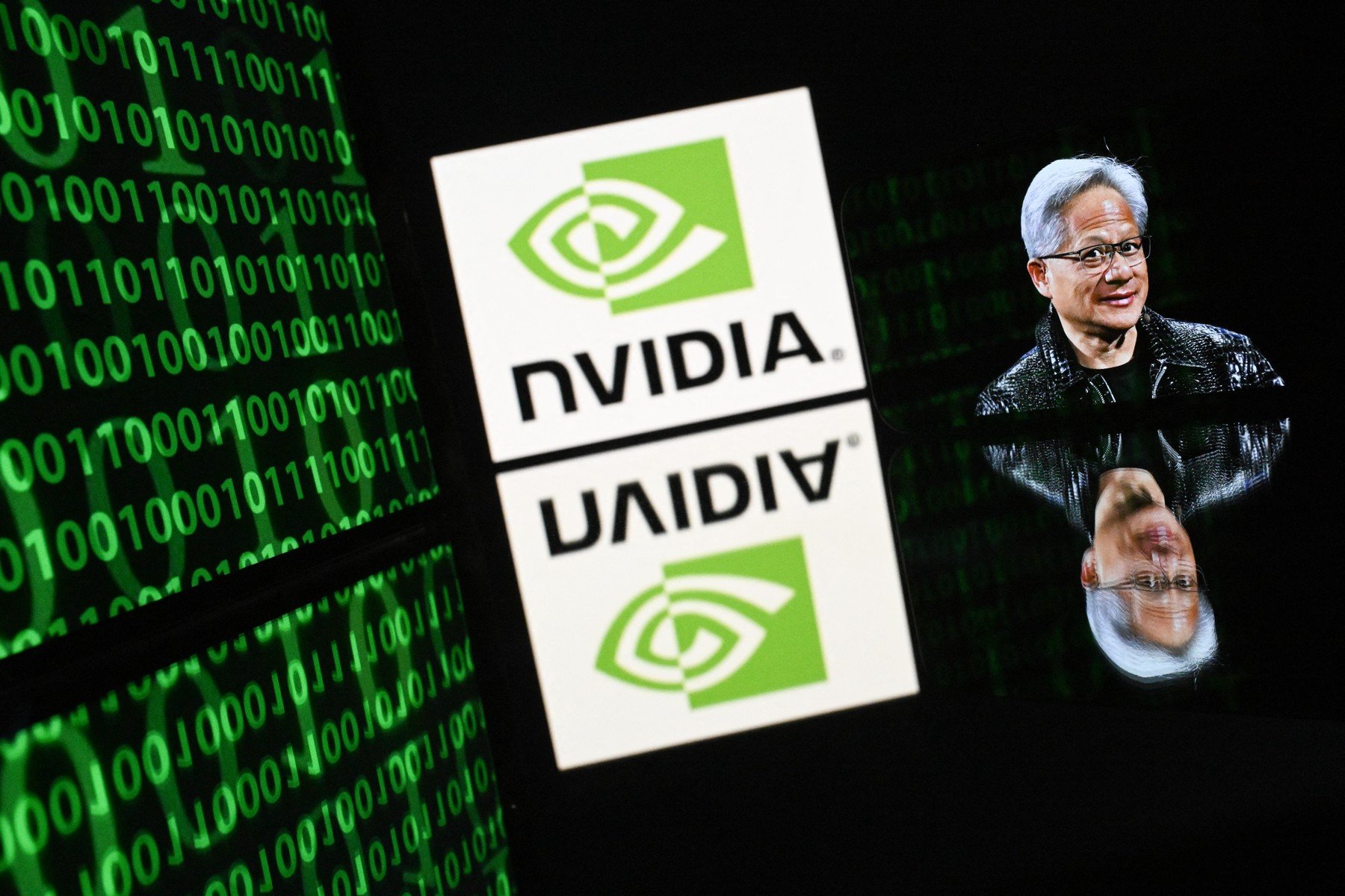 Nvidia: Directorul executiv sugerează că a fost atins nivelul AGI Jensen Huang, directorul executiv al Nvidia, a stârnit dezbateri aprinse după ce a afirmat că firma sa ar fi atins nivelul AGI (Inteligență Artificială Generală)