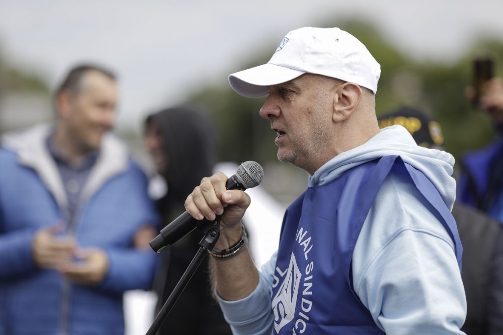 Blocul Național Sindical acuză proiectul de OUG privind piața energiei: „Nu protejează populația” Blocul Național Sindical (BNS) critică dur proiectul de ordonanță de urgență (OUG) care vizează declararea situației de criză pe piața energiei, susținând că acesta ar proteja, de fapt, „o conduită de speculare a crizei pe seama economiei reale”