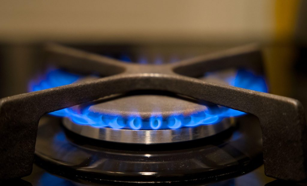 Aragazul tău te înșeală: De ce ochiurile murdare îți golesc portofelul și pot fi periculoase Problemele aparent minore, precum ochiurile murdare ale aragazului, pot genera costuri mai mari la facturile de gaze și pot afecta siguranța locuinței