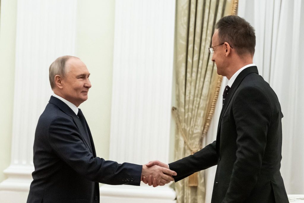 Jurnalist maghiar acuză Moscova de practici tipice regimului Putin Un jurnalist maghiar, vizat de o anchetă pentru suspiciuni de spionaj după ce a dezvăluit legături controversate, acuză Rusia lui Vladimir Putin de tactici specifice