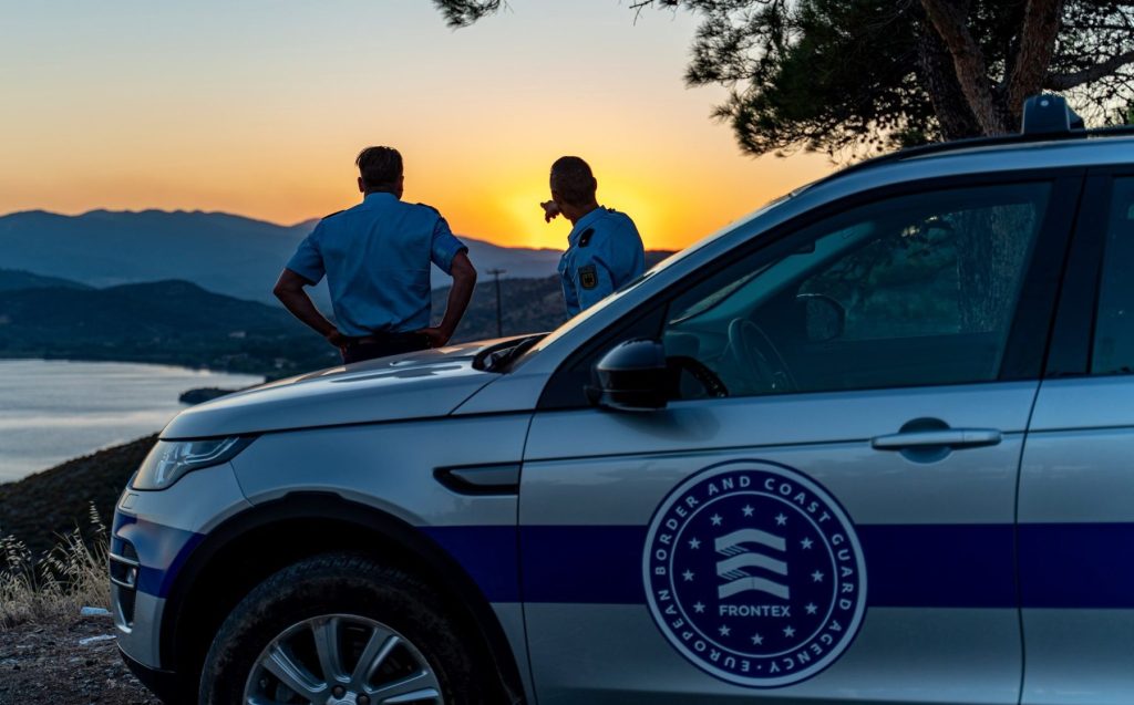 Acord politic în Parlamentul European privind expulzarea migranților ilegali Grupurile politice de dreapta din Parlamentul European au ajuns joi la un acord privind noile norme europene referitoare la expulzarea migranților aflați ilegal în Uniunea Europeană, după ce negocierile cu coaliția de centru au eșuat, potrivit informațiilor publicate de Politico