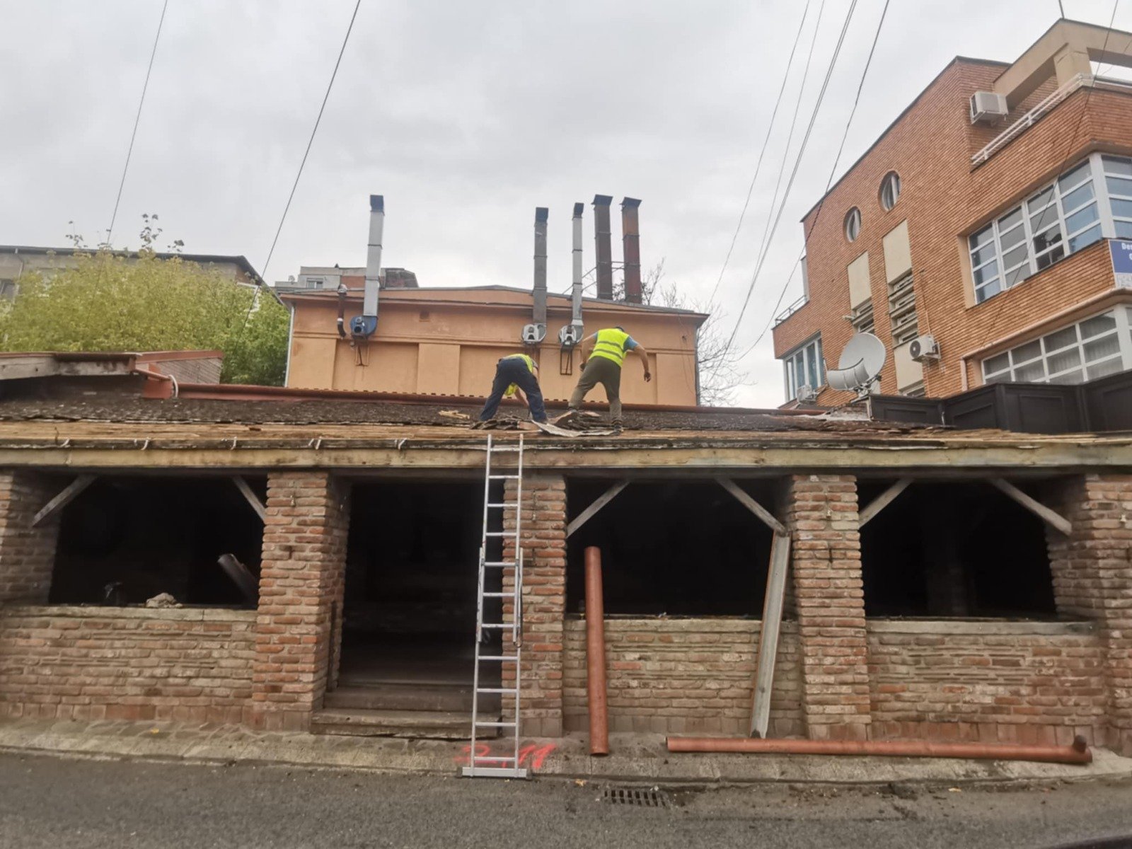 Autorizațiile de construire pentru locuințe, în scădere la nivel național Numărul autorizațiilor de construire pentru clădiri rezidențiale a suferit o scădere de 8,4% în primele două luni ale acestui an, ajungând la un total de 4.154, conform datelor publicate marți de Institutul Național de Statistică