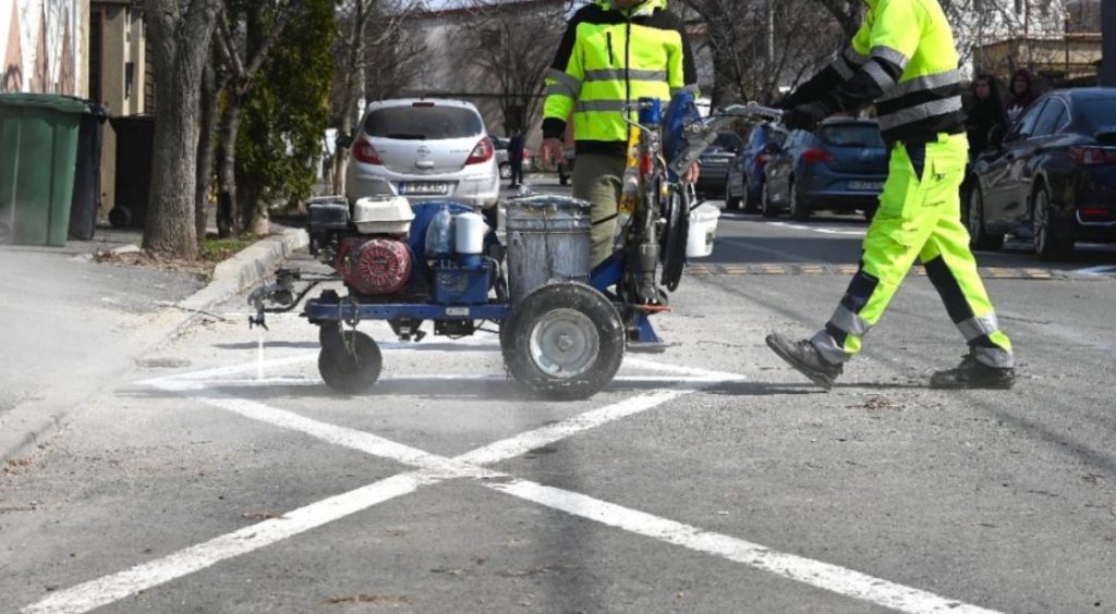 Sectorul 1: Aproape 200 de noi locuri de parcare de reședință vor fi amenajate Primăria Sectorului 1 anunță că, în această săptămână, vor fi amenajate aproape 200 de noi locuri de parcare de reședință în mai multe cartiere