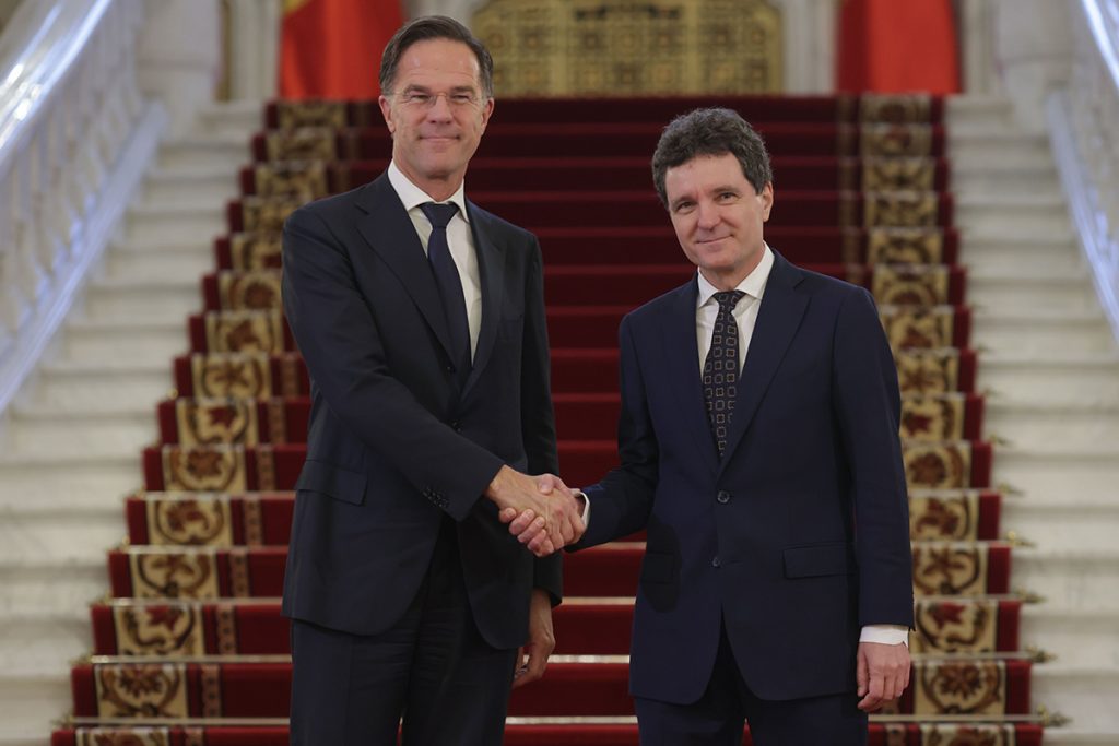 Întrevedere crucială la Bruxelles: Nicușor Dan discută cu secretarul general NATO despre securitatea regională Președintele României, Nicușor Dan, va avea o întrevedere oficială cu secretarul general al NATO, Mark Rutte, la Bruxelles, joi, 19 martie 2026, conform unui anunț al Administrației Prezidențiale