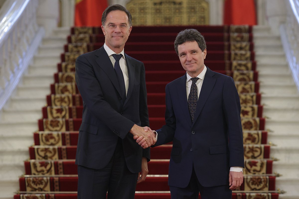 Întrevedere crucială la Bruxelles: Nicușor Dan discută cu secretarul general NATO despre securitatea regională Președintele României, Nicușor Dan, va avea o întrevedere oficială cu secretarul general al NATO, Mark Rutte, la Bruxelles, joi, 19 martie 2026, conform unui anunț al Administrației Prezidențiale